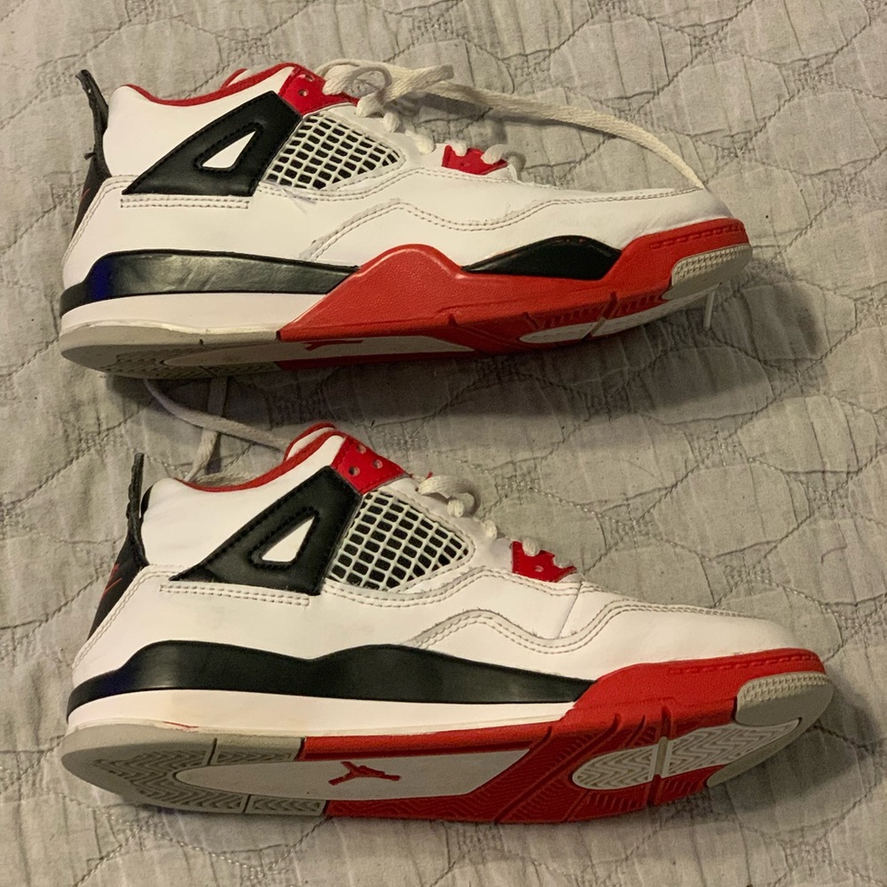 Air Jordan 4 Fire Red. Size 3Y.